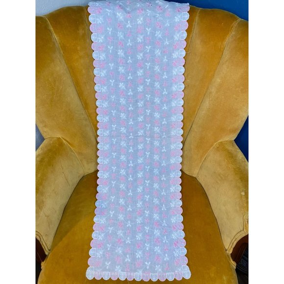 VINTAGE TABLE RUNNER Pink White Embroidered - Scalloped Edge - 38" x 12" -Floral - Picture 2 of 10